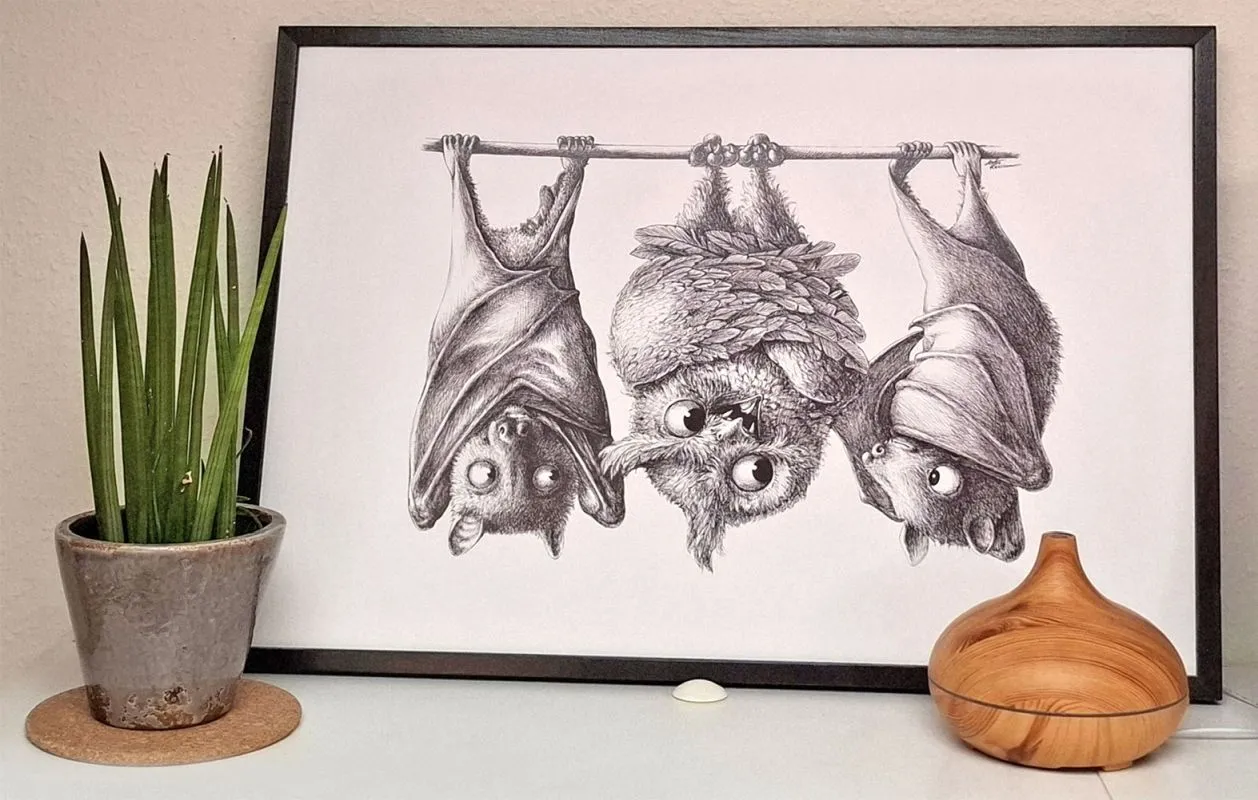 Bild von einer kleinen Eule, die mit 2 kleinen Fledermäusen kopfüber an einem Ast hängt Bild von einer kleinen Eule, die mit 2 kleinen Fledermäusen kopfüber an einem Ast hängt