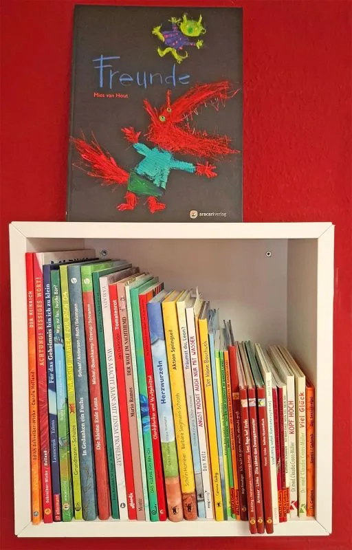 Kinderbücher stehen im Regal im Behandlungszimmer Kinderbücher stehen im Regal im Behandlungszimmer