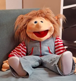 Eine Praxispuppe sitzt im Sessel