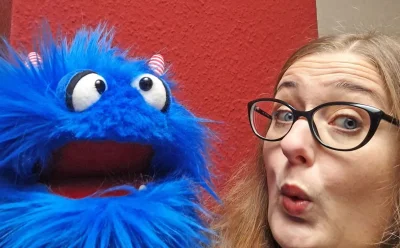 Daniela Trott Bad spricht mit ihrem blauen Plüschtier