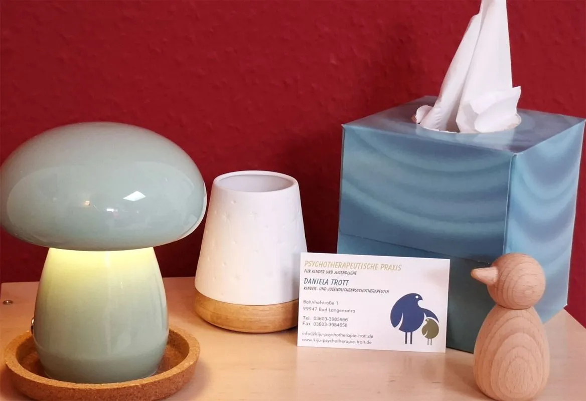 Regal mit pilzförmiger Glaslampe, Holzvogel, Taschentüchern und Visitenkarte