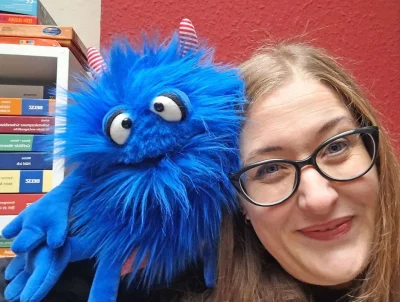 Daniela Trott Bad mit ihrem blauen Plüschtier